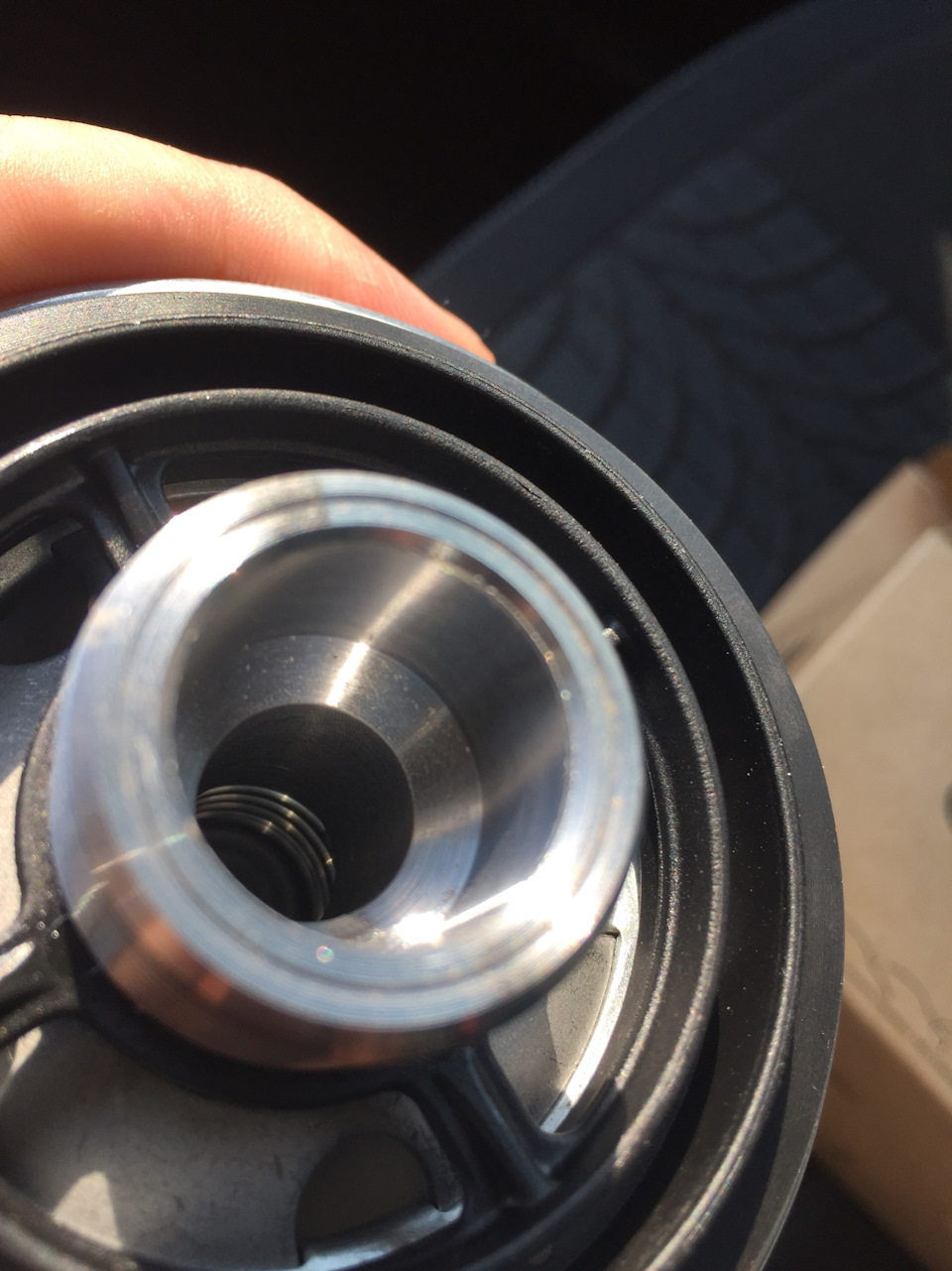 Проточка крупнее, кроме того если верить сайту контрафакта нет на внутренней поверхности штуцера оригинала присутствует резьба, здесь нет — Skoda Yeti