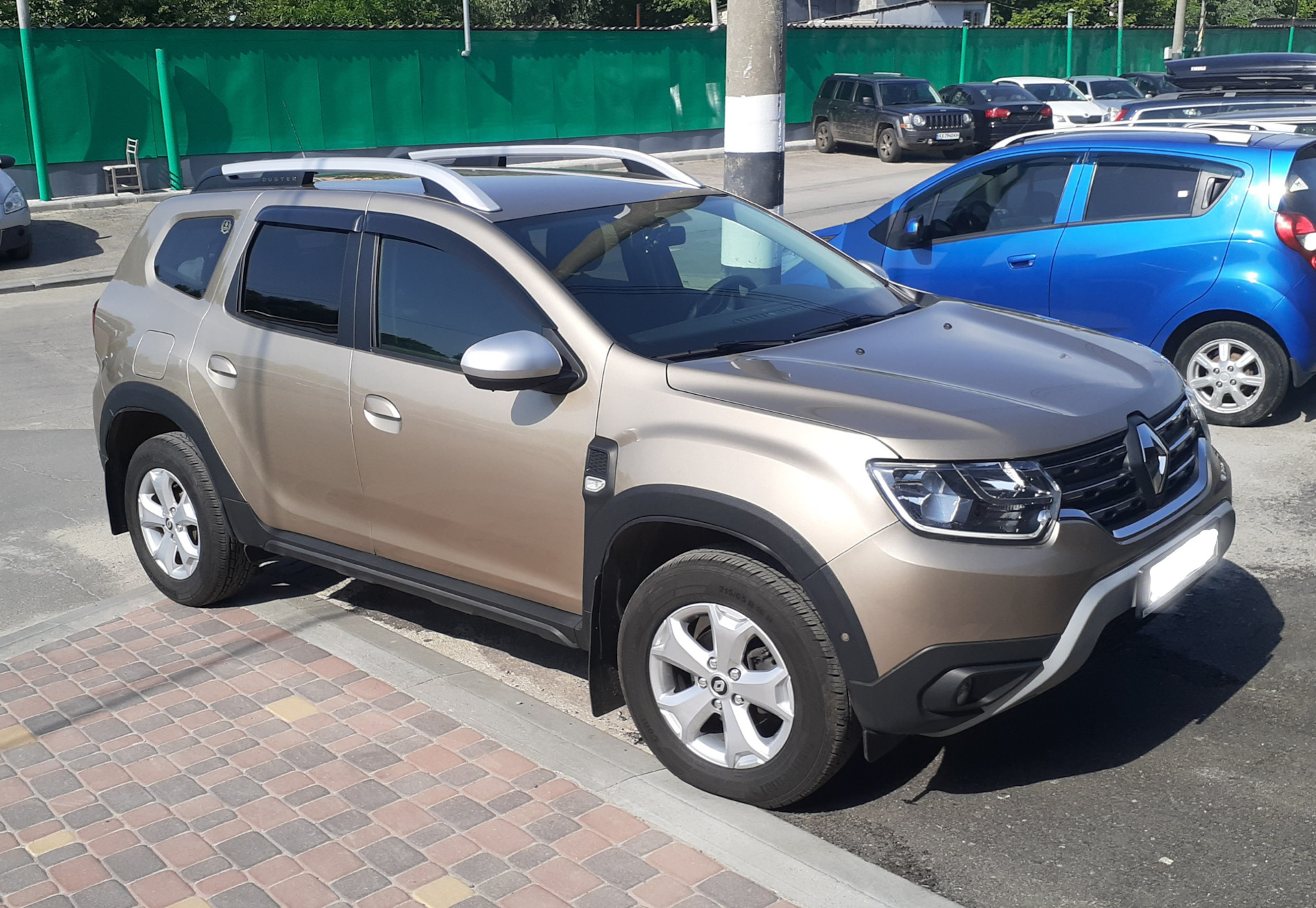 Renault Duster цвет HNP. Чем оттереть гудрон с дверей? — Renault Duster  (2G), 1,6 л, 2020 года | мойка | DRIVE2