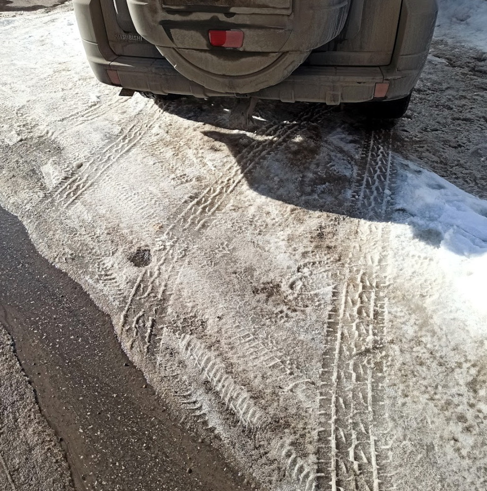 Понравилось поведение при попадании в лужу на трассе одним или всеми колесами — режет и едет прямо, на гудричах руль дергало — Mitsubishi Pajero (4G)