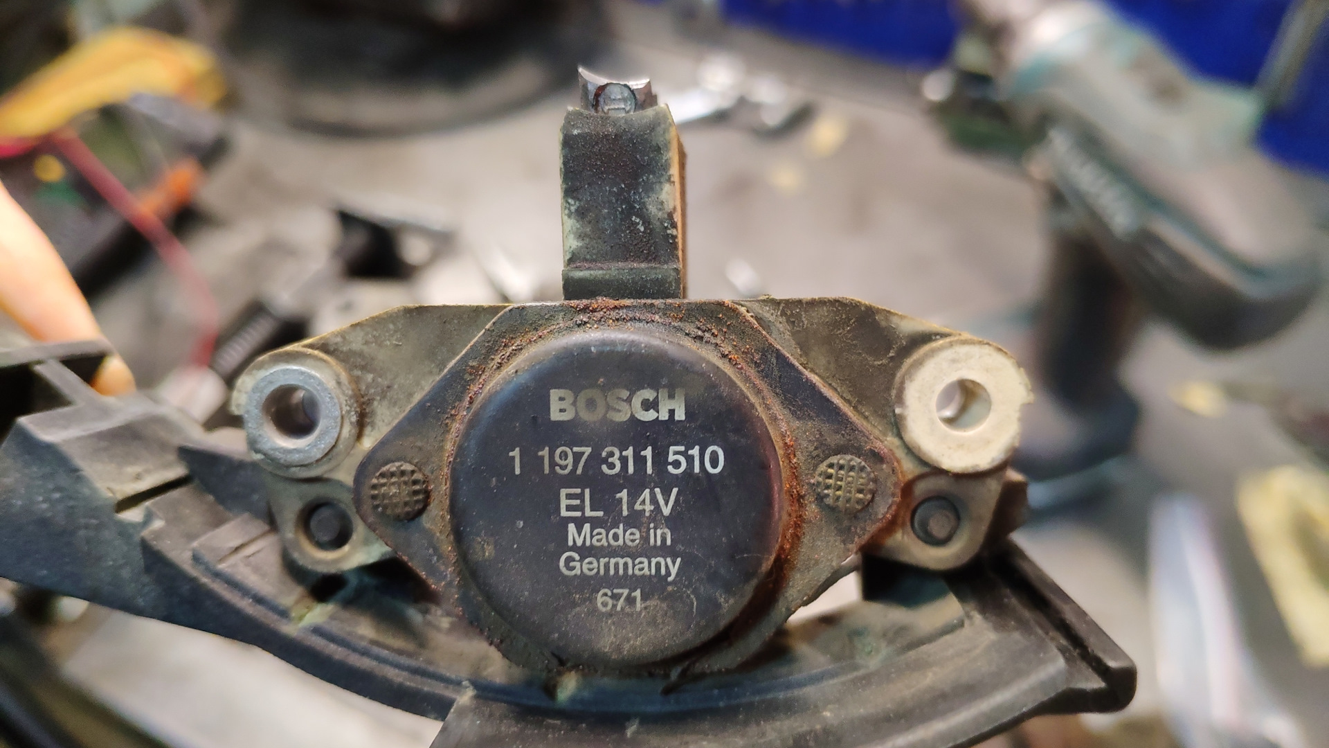 Пропала зарядка. Bosch 1197311510. Реклама Тойота сервис замена щеток.