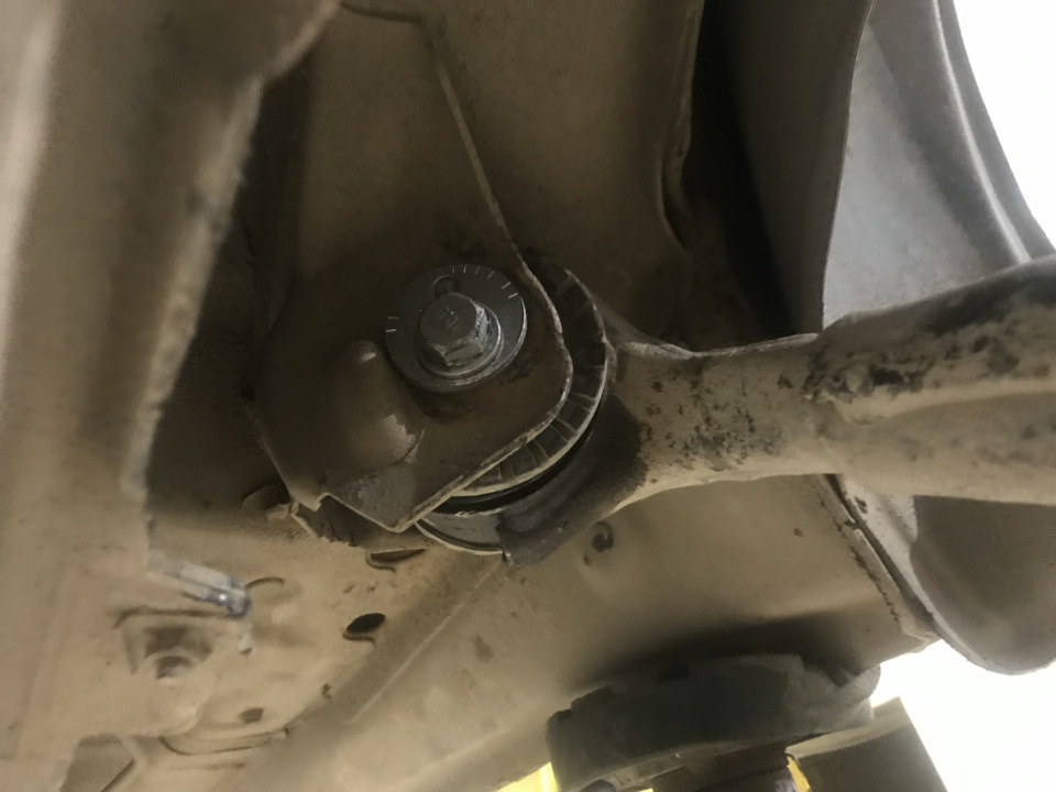 Замена сайлентблоков, развальных болтов и пружин. — Toyota RAV4 (II), 2 ...