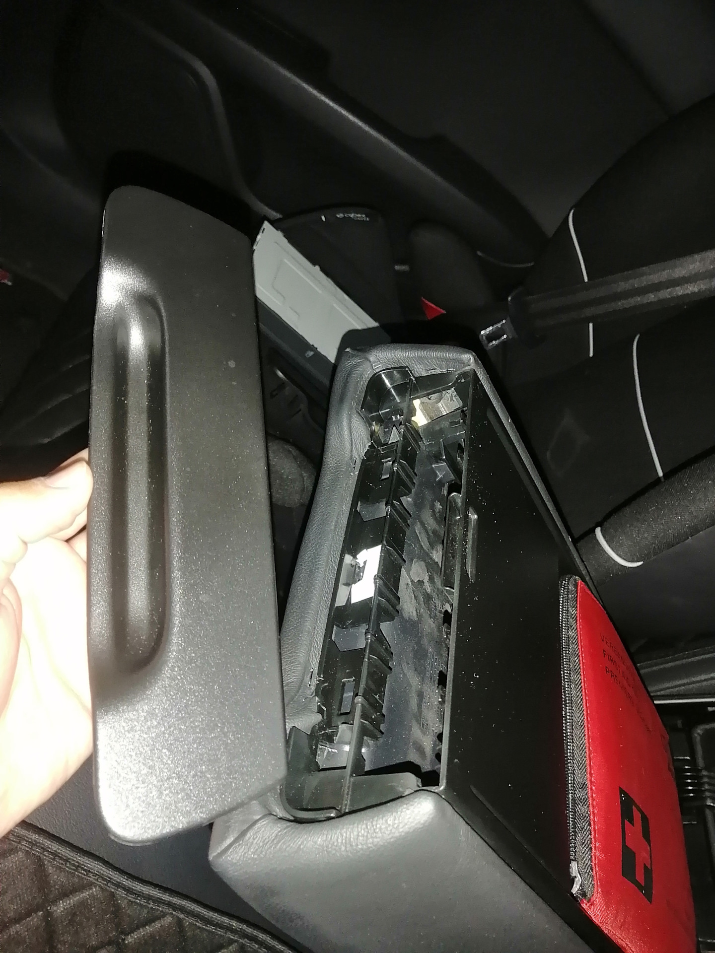 Подстаканник в подлокотник. — Audi A7 Sportback (1G), 3 л, 2013 года ...