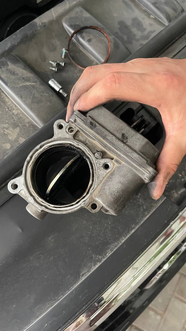 Дело было вечером, делать было не чего. Или как я почистил дроссельную ...