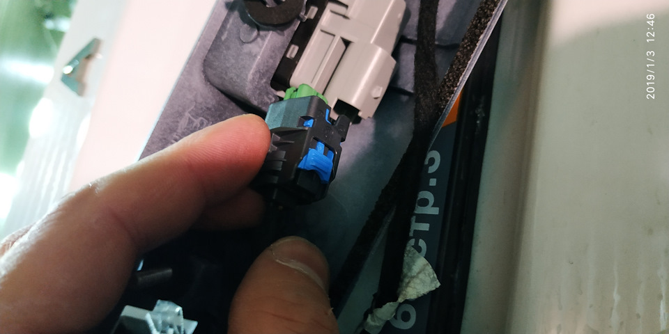 Сдвигаем синий фиксатор вверх и нажимаем на черный язычок и только затем выдвигаем разъем. — Lada Vesta SW (1G)