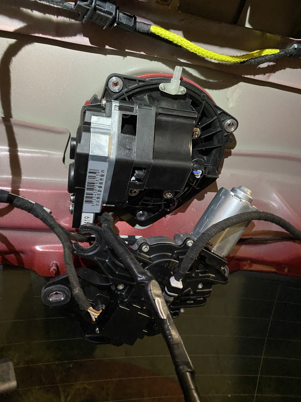 Тут, кстати, видна петелька из белого проводка, выглядывающего из изоленты жгута проводов, идущего к камере. Если этот белый проводок перерезать, по на картинке с камеры появятся статические парковочные линии. Не стал их отображать, мне и без них всё понятно. — Volkswagen Golf Mk5. Запчасти на фото: 725438