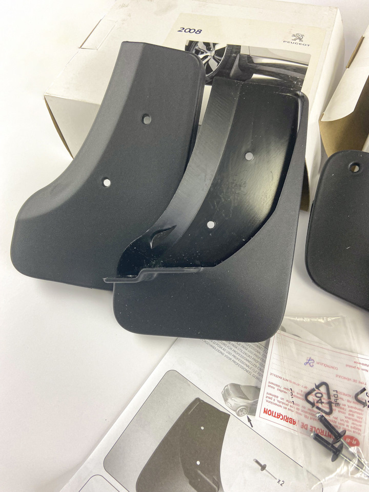 Новые оригинальные брызговики Peugeot 2008 на Peugeot 2008 (1G). | 1 ...