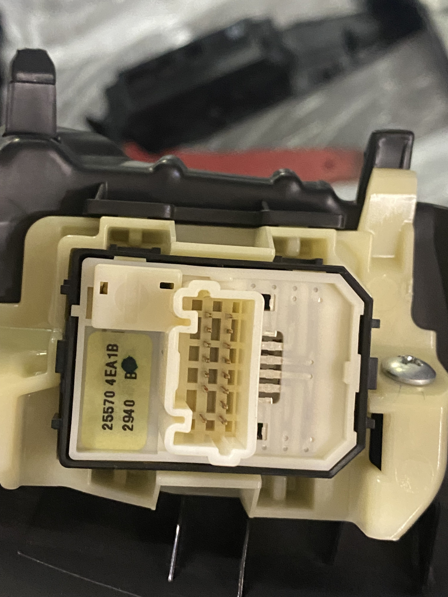 Водительское зеркало самопроизвольно опускается, так и до пожара ...