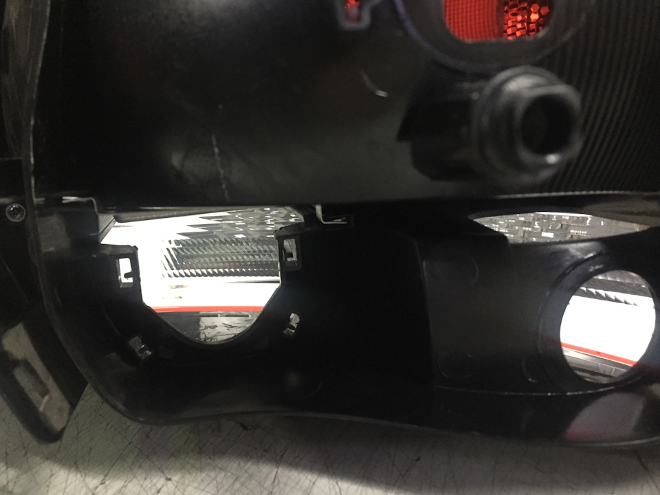 Как снять задние противотуманки. Лампочка заднего хода outlander 3. Как снять задние противотуманки. Задний правый катафот киа сид 2008. Задняя противотуманная фара outlander phev.