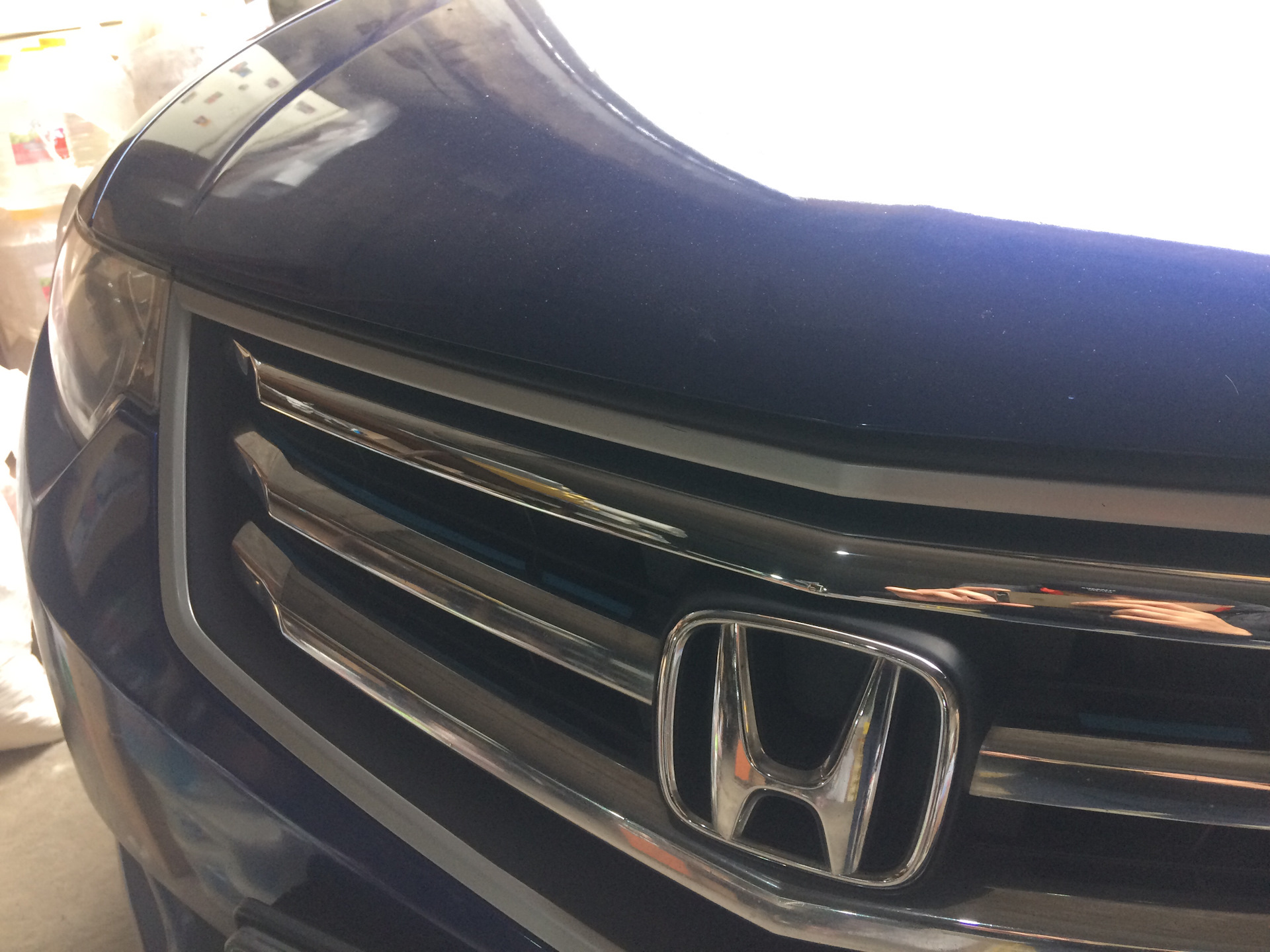 Как снять решетку аккорд 8 Установка верхнего молдинга решетки радиатора Honda Accord 8 - Honda Accord (8G)