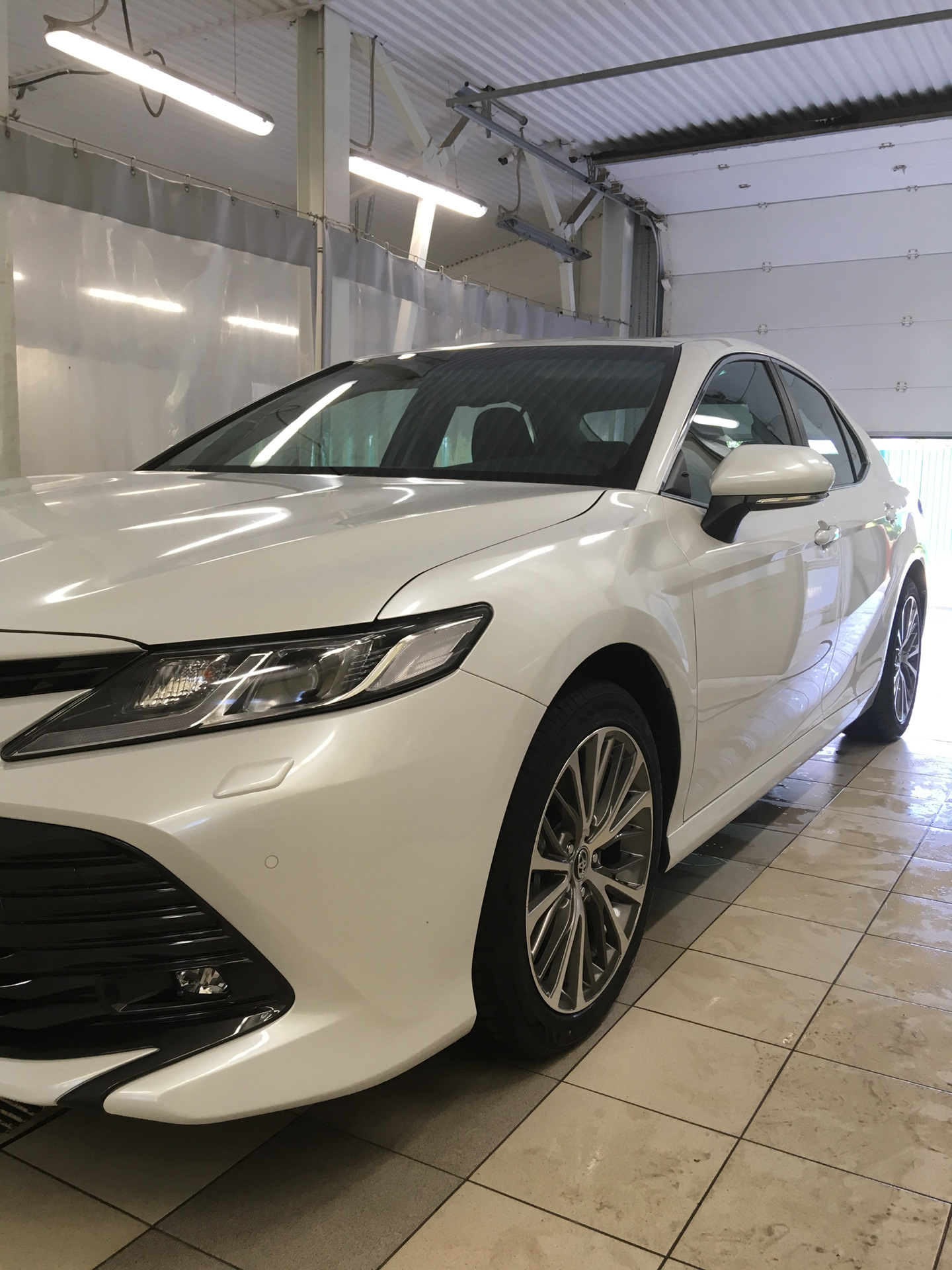 White 70. Тойота Камри 70 3.5 белый перламутр. Камри 70 белая. Toyota Camry xv70 белый перламутр. Тойота Камри 70 белая.