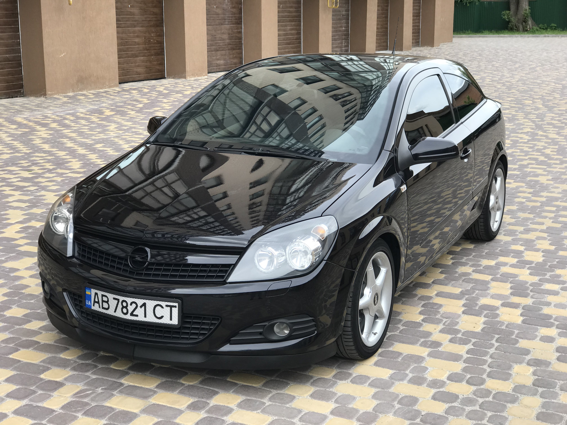 Opel Astra h черная