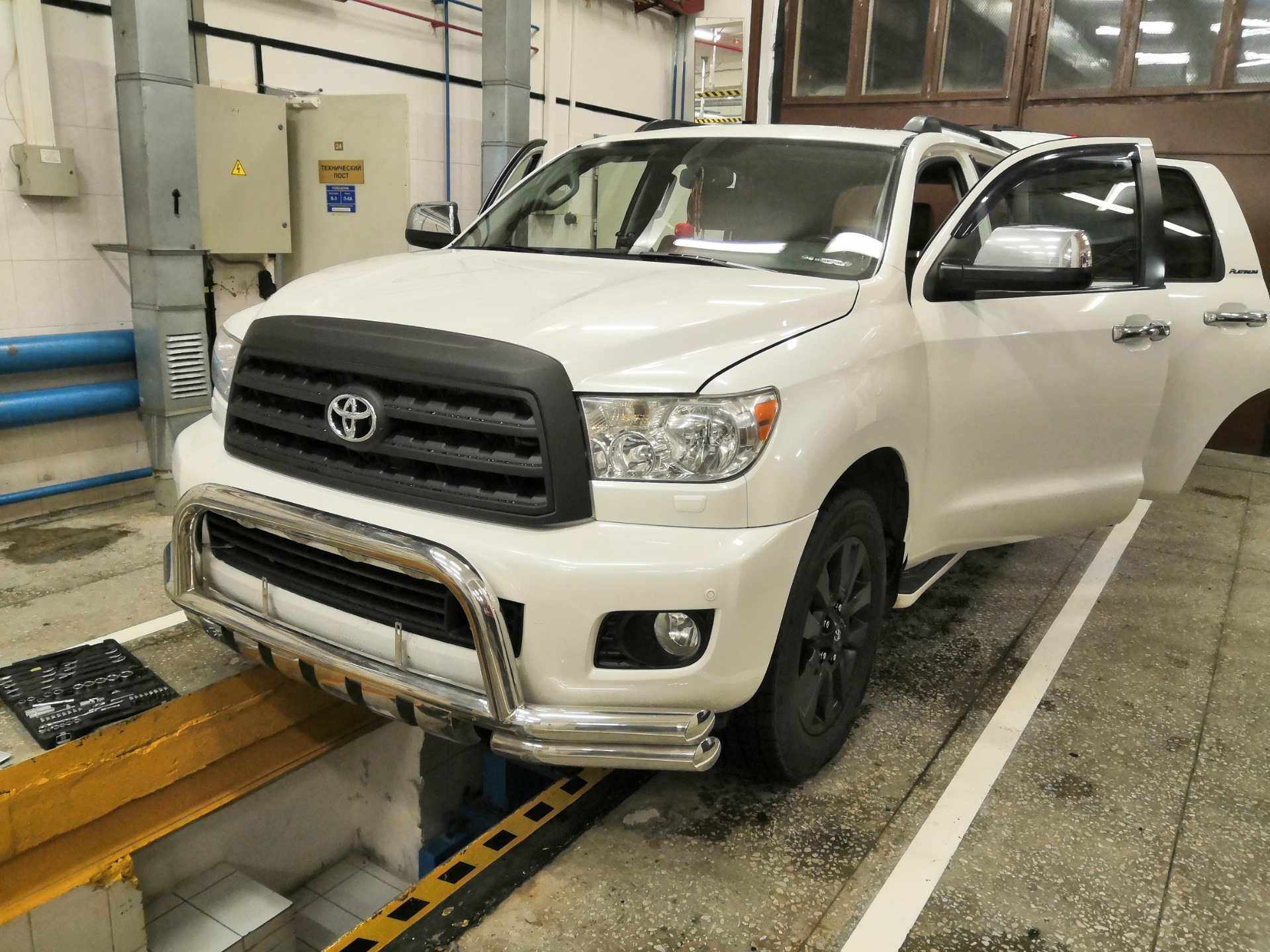 Установил кенгурятник — Toyota Sequoia (2G), 5,7 л, 2011 года | тюнинг |  DRIVE2