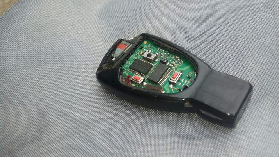 Ключ, машина теперь закрывается. — Mercedes-Benz E-class (W210), 3,2 л ...