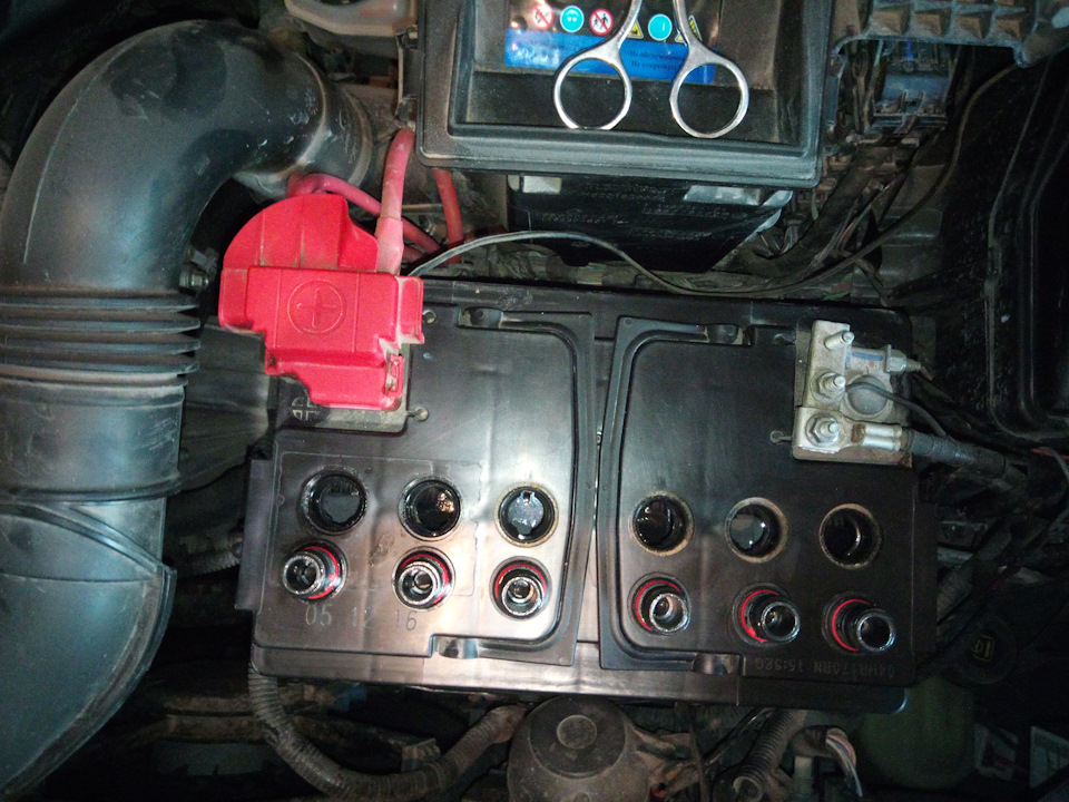Аккумулятор Рено Логан 2 2014. Залить дистиллированную воду неразборный Renault Logan аккумулятор. Удалить в аккумулятор Renault дистиллированную воду. Нужно ли откручивать пробки при зарядке аккумулятора