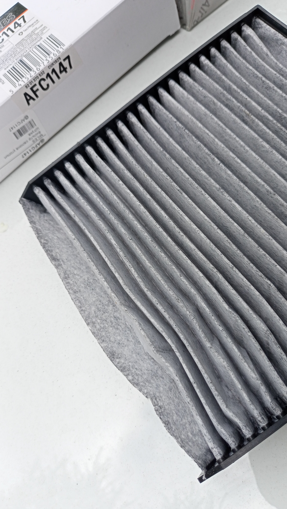 … которая потом полностью не восстанавливается. И это я согнул фильтр еще слегка, а при вставке приходится гнуть гораздо сильнее. Кстати на драйве попадались записи, если не ошибаюсь, как раз дастероводов, когда они доставали салонный фильтр как из …, ну сами догадаетесь. — Renault Duster (1G). Запчасти на фото: AFC1147