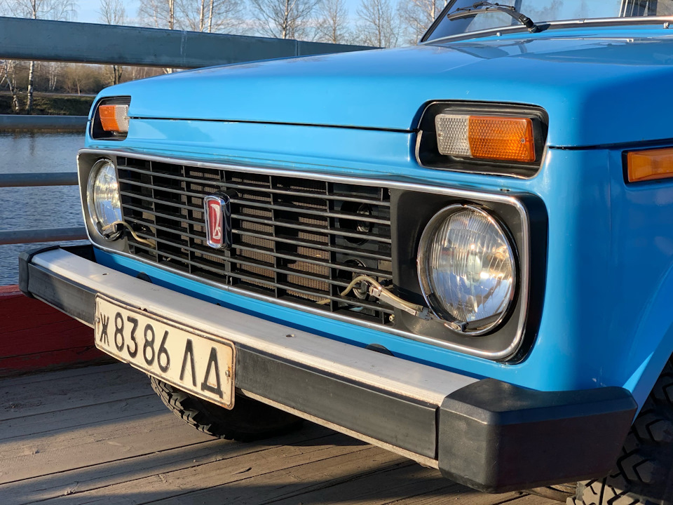 Как на ниве включаются дворники фар на. oBAAAgM8w A 960. Как на ниве включаются дворники фар на фото. Как на ниве включаются дворники фар на-oBAAAgM8w A 960. картинка Как на ниве включаются дворники фар на. картинка oBAAAgM8w A 960. Один из фетишей ранних автомобилей, дворники на фарах. На Ниве они были установлены, но со слов прошлого хозяина не подключены. Оказалось, что моторы запитаны и вращают поводки, но насос омывателя отключен, а трубки сняты. Трубки нашлись, сам насос оказался поломанный, поэтому был приобретен новый. Также в проводке была найдены три клеммы. По электрической схеме удалось понять, что один из проводов должен идти на ЭПХХ, но на карбюраторе отсутствует, а две других как раз и питают мотор омывателя фар. Далее пришлось столкнуться с принципом сифона и законами физики. После остановки работы моторчика — вода продолжала непрерывно сочиться с форсунок на землю. Помогало только вытащить шланг и вставить на место.