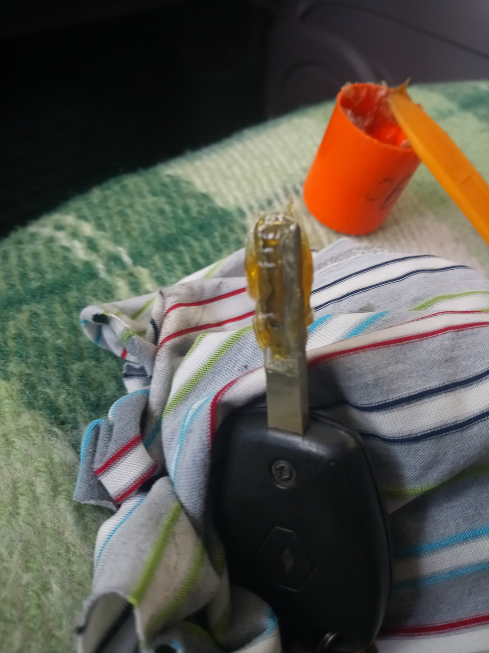 Клинит замок зажигания. Kangoo 2 . Не помажешь не поедешь. Помогло ...