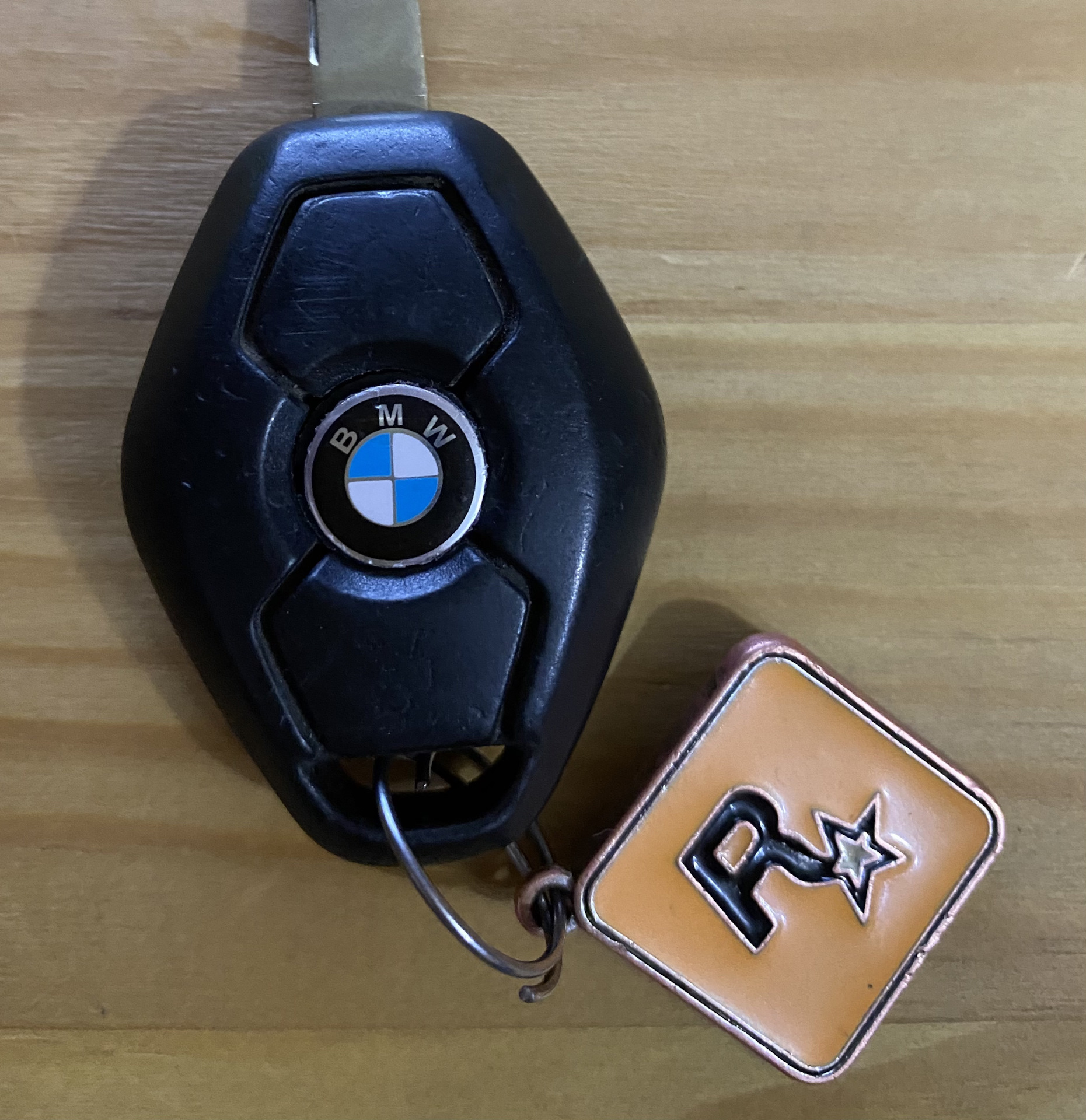 Наклейка на ключ. BMW e39 Key. Ключ от BMW e39. BMW e39 ключ и гнездо. BMW e39 Key Backside.