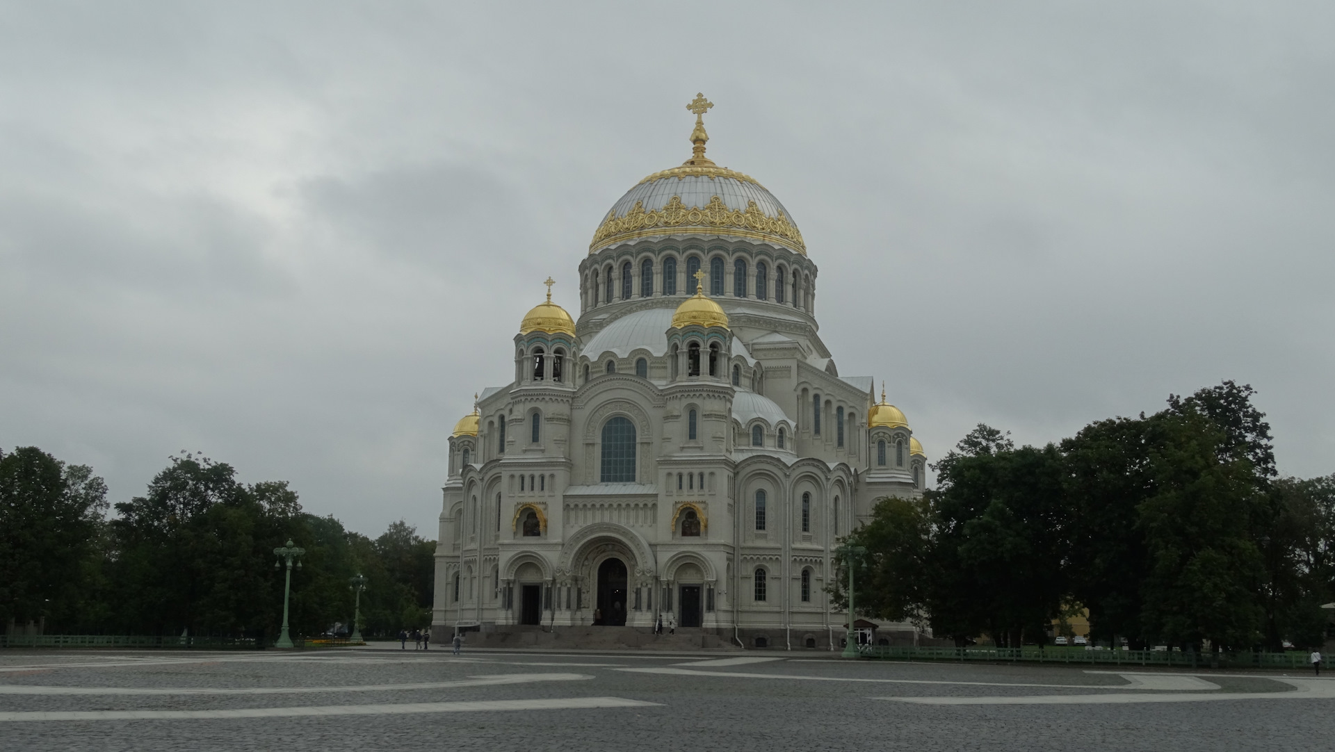 Погода на июнь кронштадт. Площадь морского собора Кронштадт. Приколы Кронштадта.