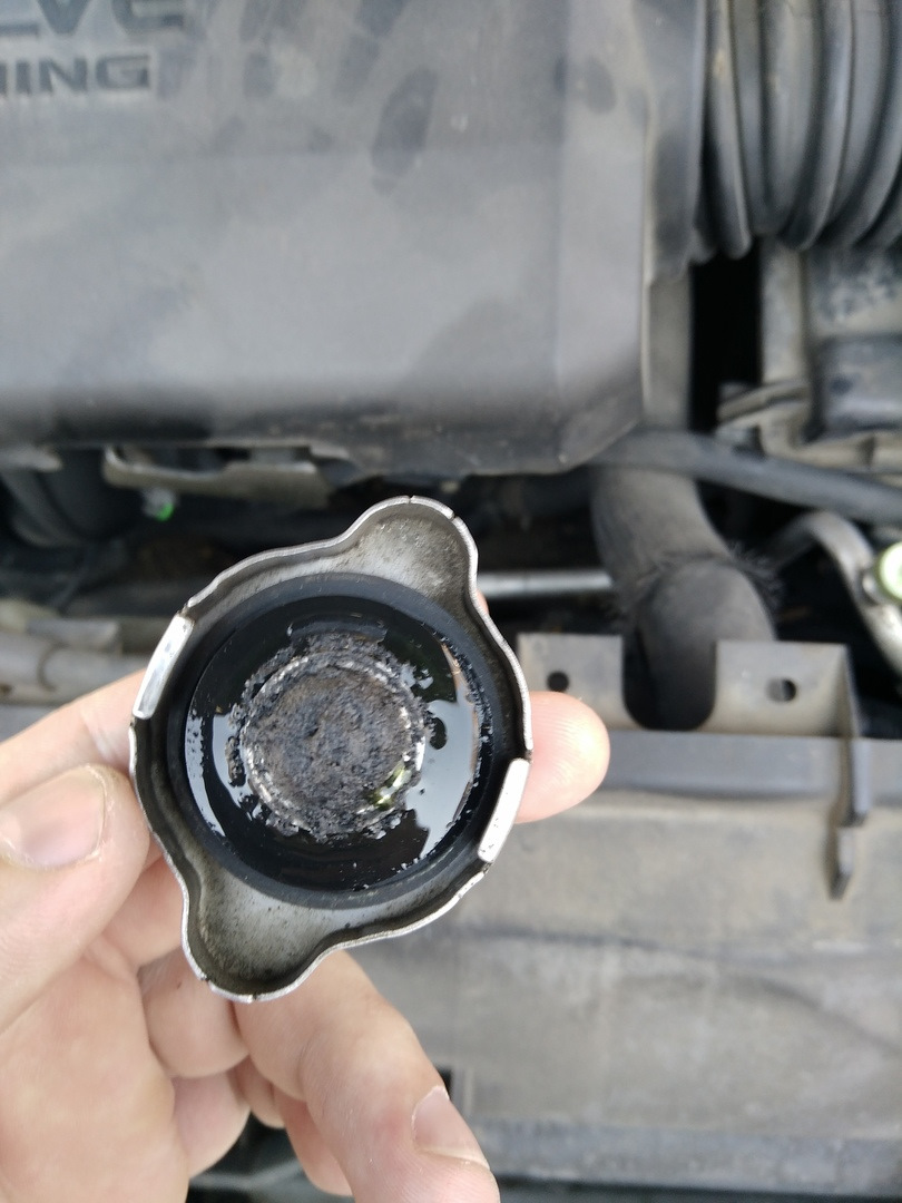 Налет на крышке радиатора — Mazda Atenza (1G), 2,3 л., 2002 года ...