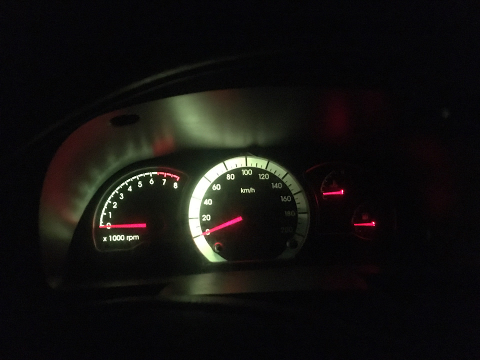 Всем доброе времени суток) вопрос такой ) кто менял лампочки в приборке ...