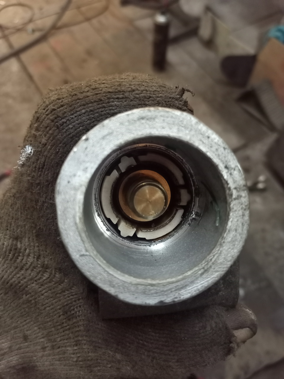 Hand knocking on the door. колотит в дверь. в дверь постучали. стучит без рук. в дверь постучали.