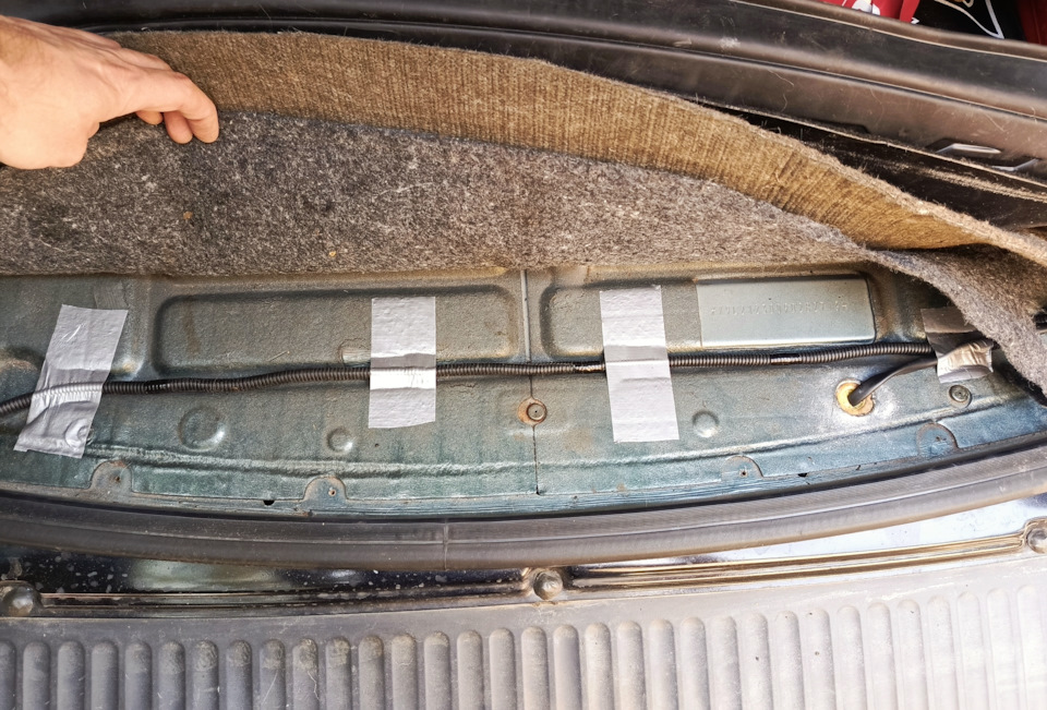 Скотчем зафиксировал в углублении. — Chevrolet Niva GLX