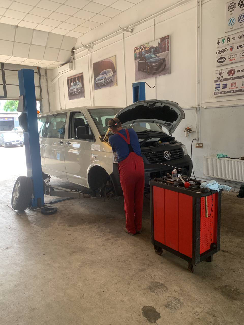 Замена опорного подшипника справа. — Volkswagen Transporter T5, 1,9 л ...
