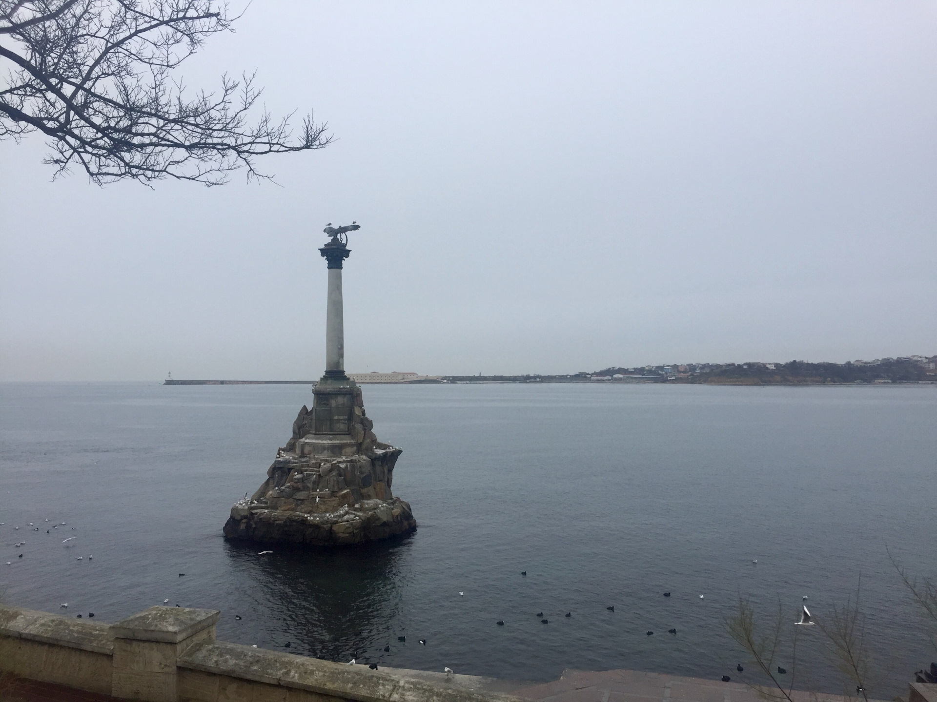 Памятник затопленным кораблям расположен в крымском