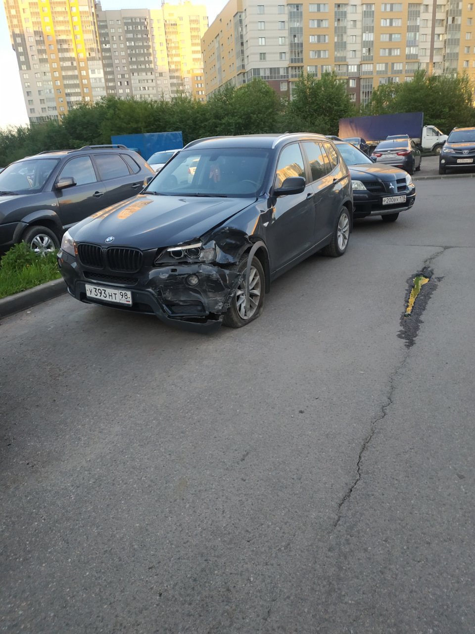 Вчера во дворе прям резонансное ДТП, шесть машин, мудак хотел сбежать… —  DRIVE2