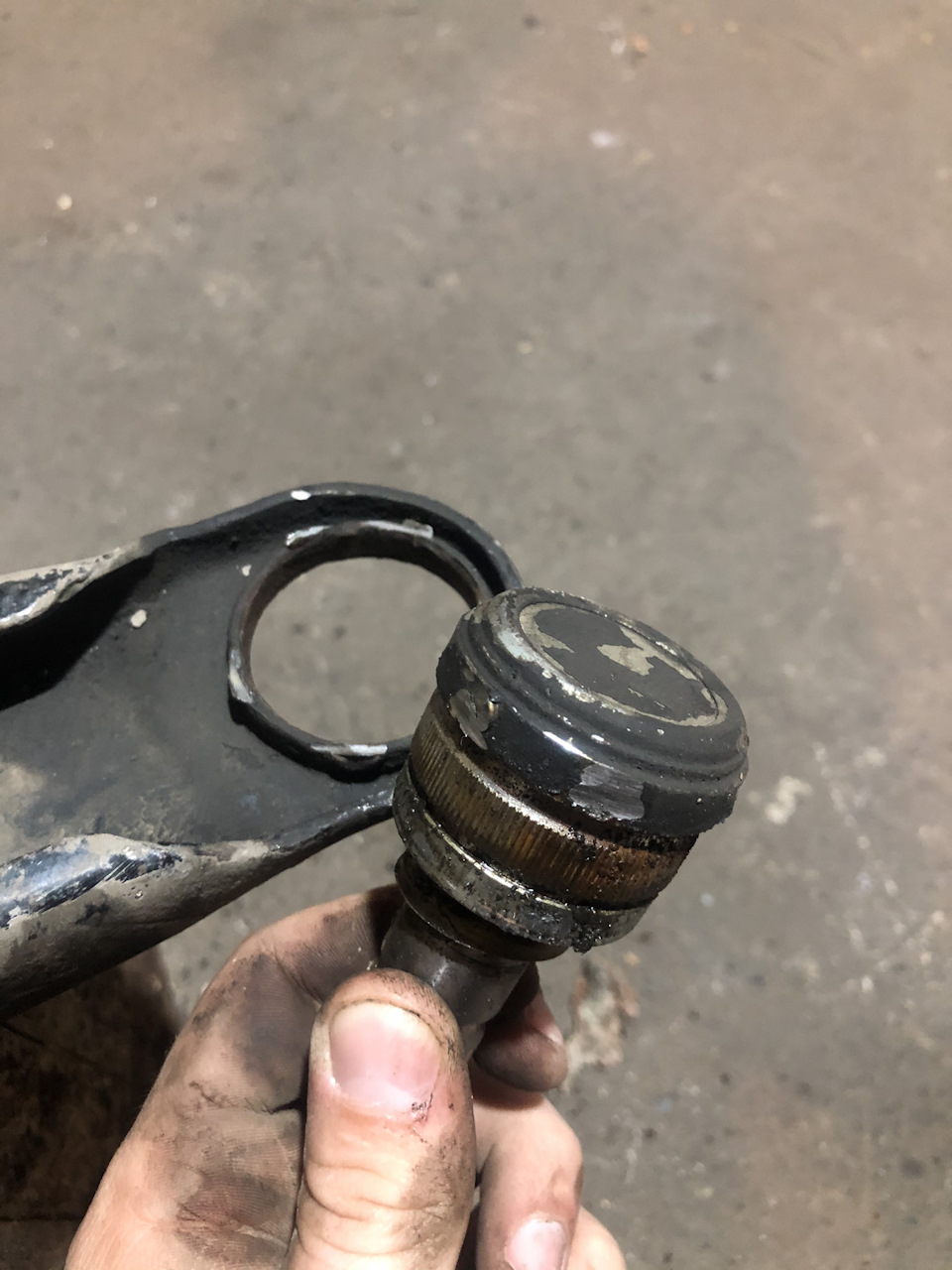 Замена шаровой опоры — Mitsubishi Lancer X, 2 л., 2008 года | поломка ...