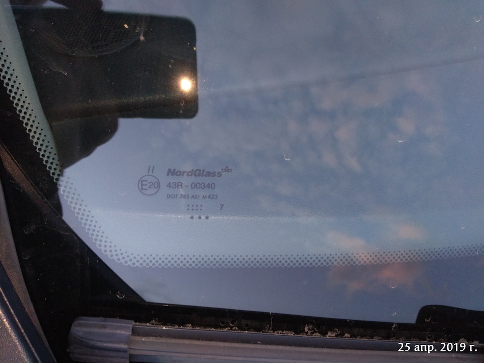 Трещина на лобовом стекле учет. Лобовое Рено Меган 1 1.6. Замена лобового стекла Megane 3. Защита между капотом и лобовым стеклом на Рено Меган 3. Треугольник лобового Renault Megane 3.