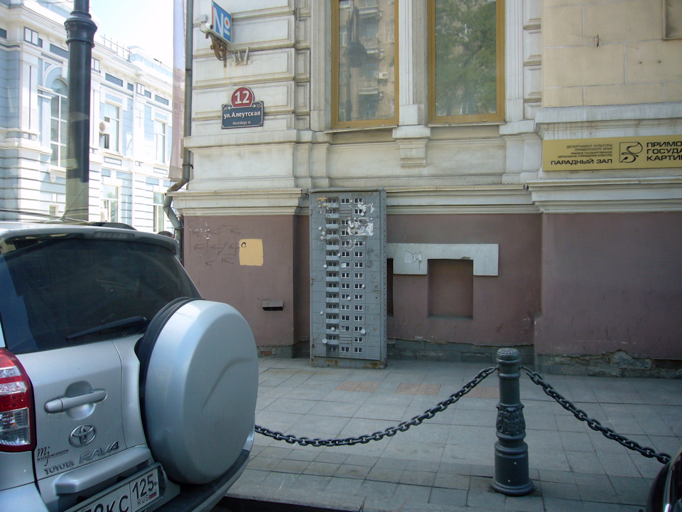 Часто встречающиеся на улицах города необычные арт-объекты. Точнее сказать, объекты вполне обыденные (будки телефонных коммутаторов, бетонные блоки ограждения и пр.), но вот то как они расписаны местными художниками — очень необычно и прикольно! — Nissan Serena Mk IV (C26)