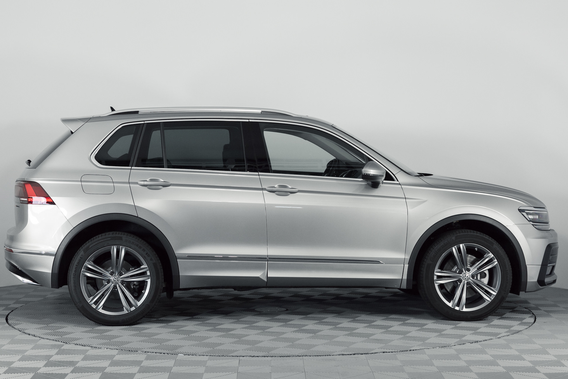 VW Tiguan Sportline. VW Tiguan Sportline 2019. Tiguan 1 Sportline. Volkswagen Tiguan 2019 сбоку.