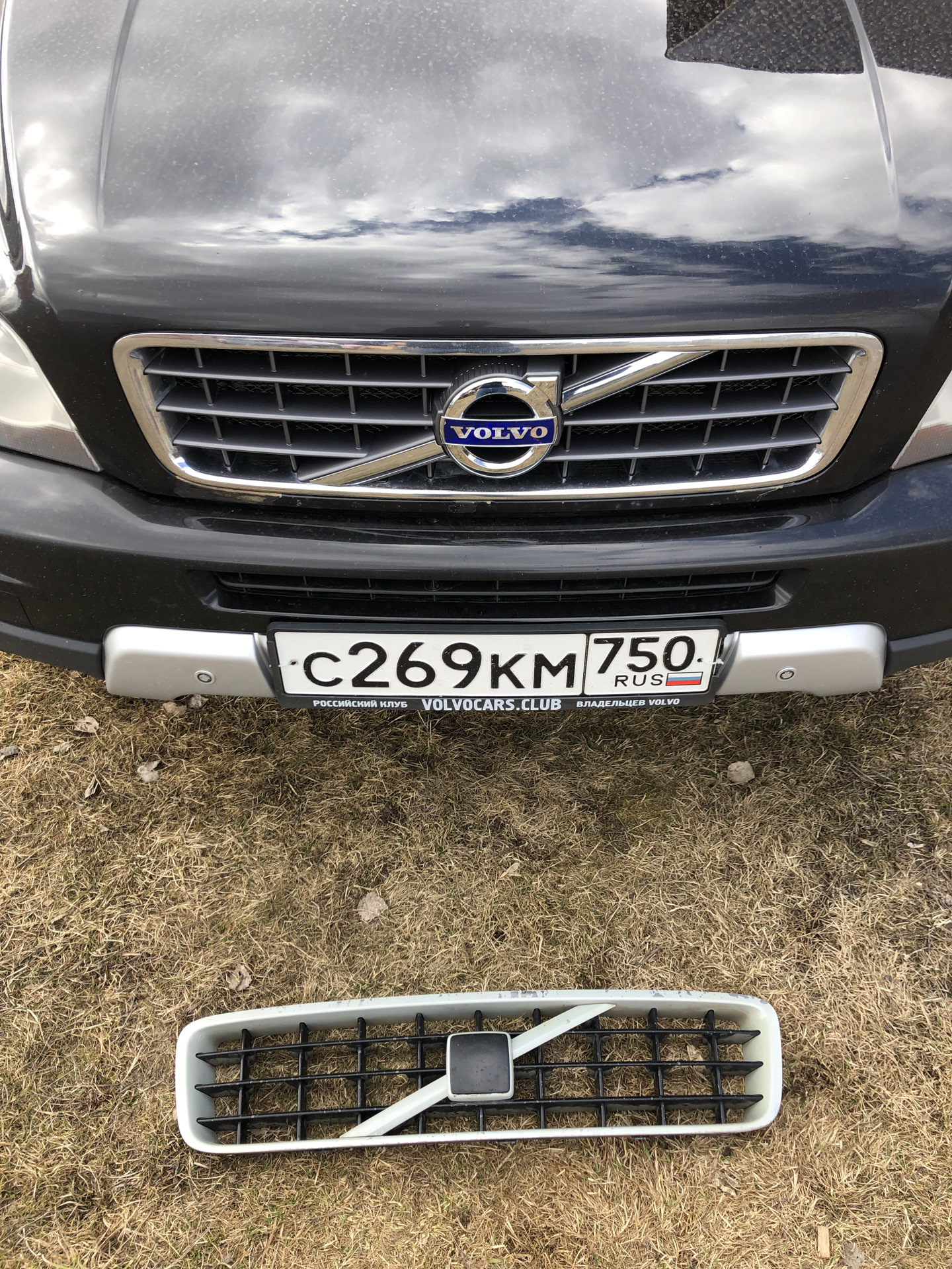 Решетка volvo xc90. Volvo xc90 решетка. Решетка радиатора xc90 2006. Решетка на Вольво xc90 2012. Решетка радиатора xc90 Рестайлинг.