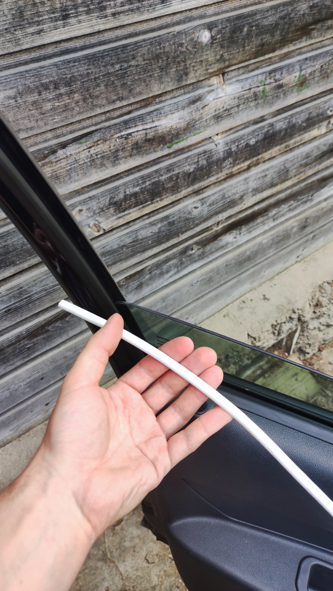 Коаксиальный кабель в уплотнители стекол — Lada Гранта Лифтбек (2G), 1 ...