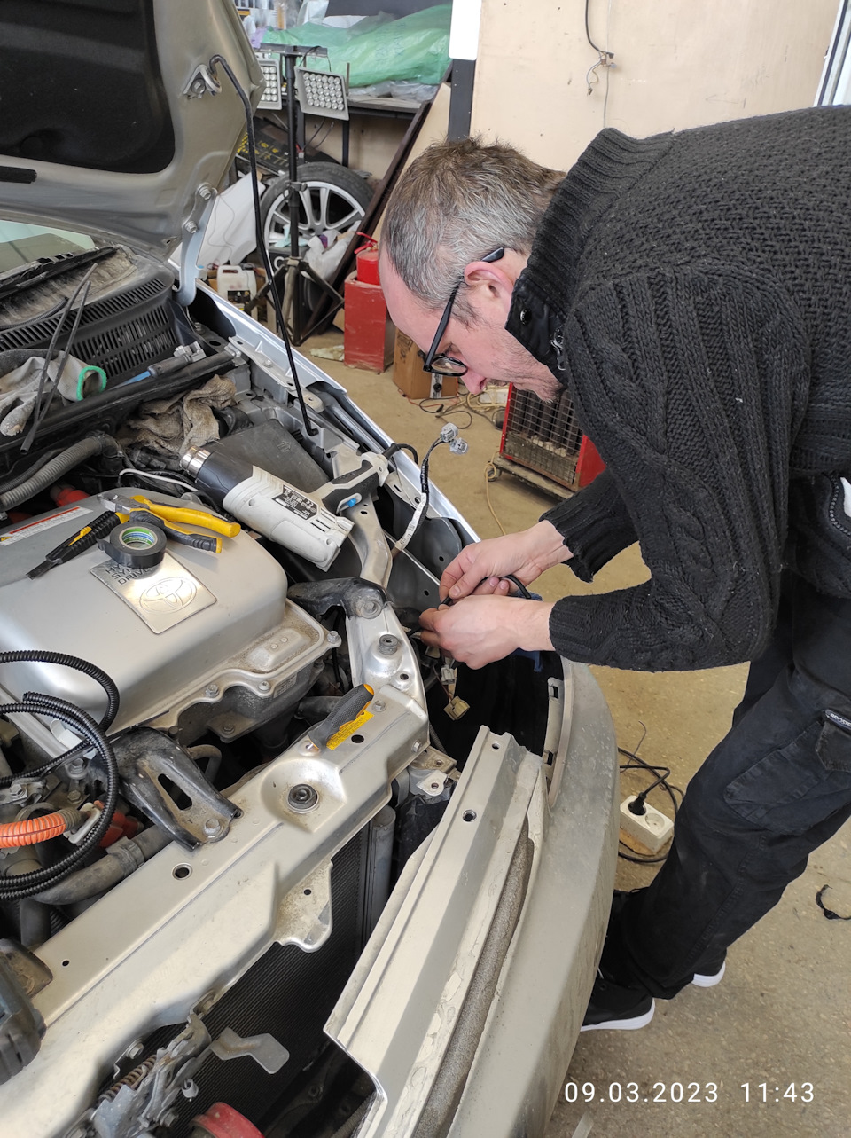 10 Доппроводка в процессе, небольшая переделочка для ДХО. Артем работает. — Toyota Prius (20)