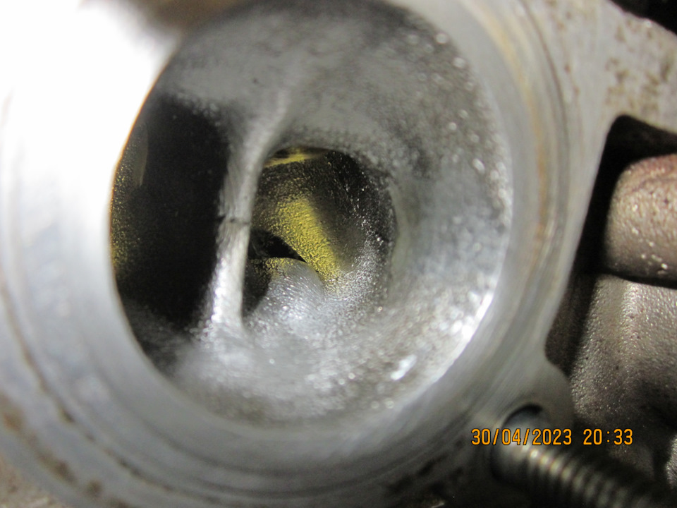 Очищенный щёткой и доработанный бормашинкой выпускной канал — Lada Vesta SW (1G)