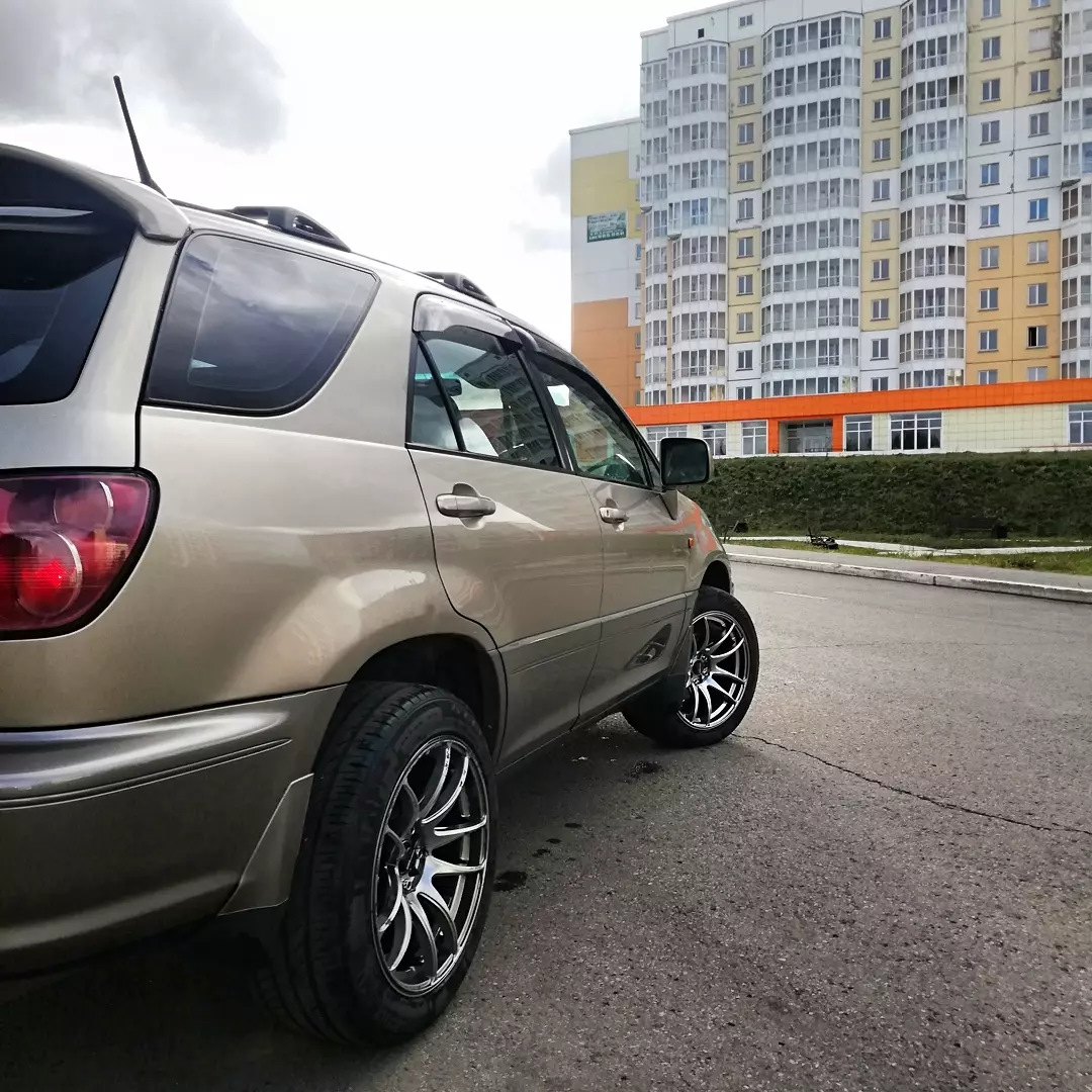 Тойота харриер r17. Тойота харриер на r19. Тойота харриер на r19. Тойота харриер на 18 дисках. Диски с вылетом харриер 2014 год.