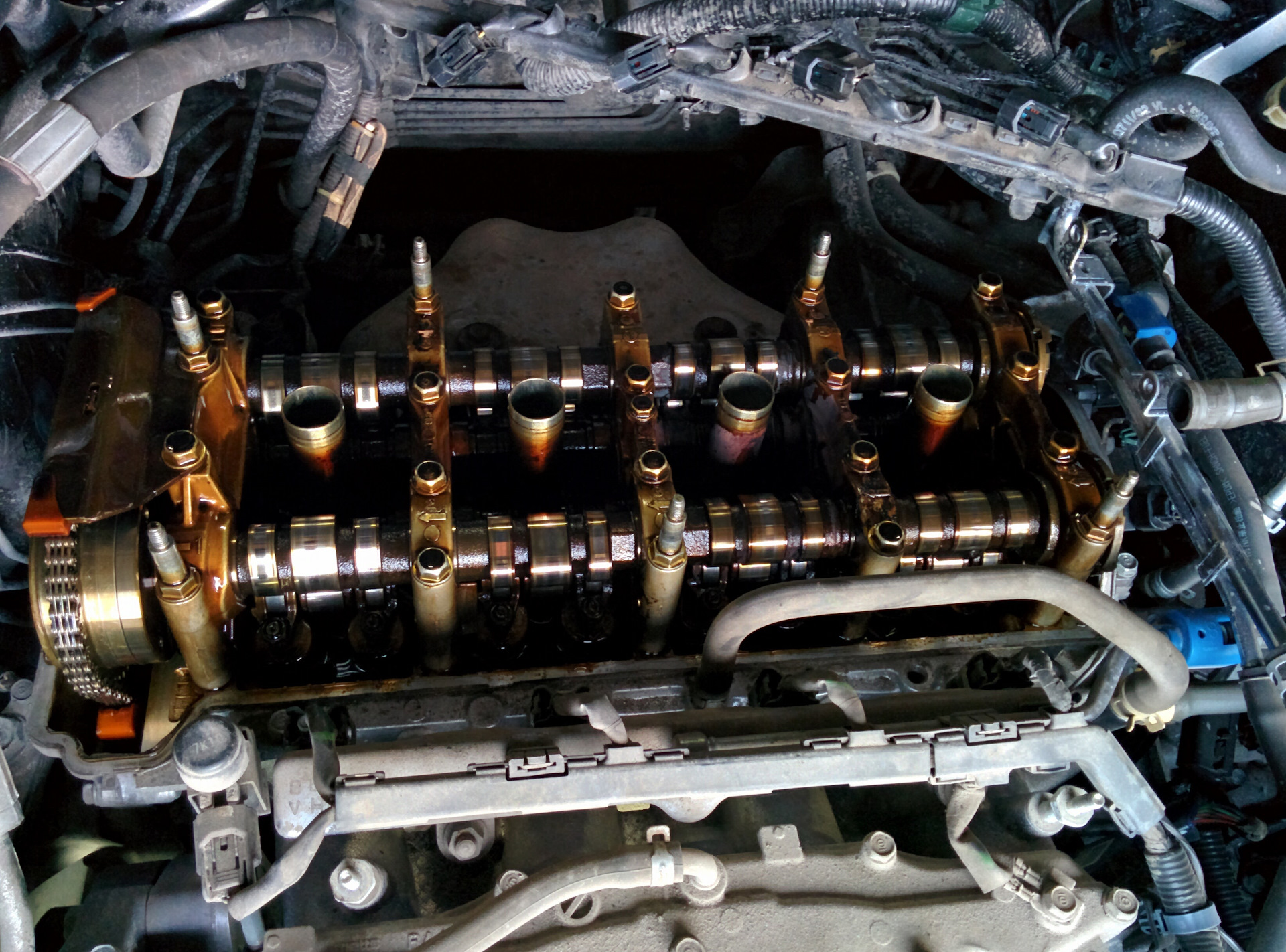 киа 1,5 crdi двс без клапанной крышки. 110000 пробега клапанная крышка. 4 фазораспределитель. 5 2000 модель двигателя. нагар в двигателе z18xer.