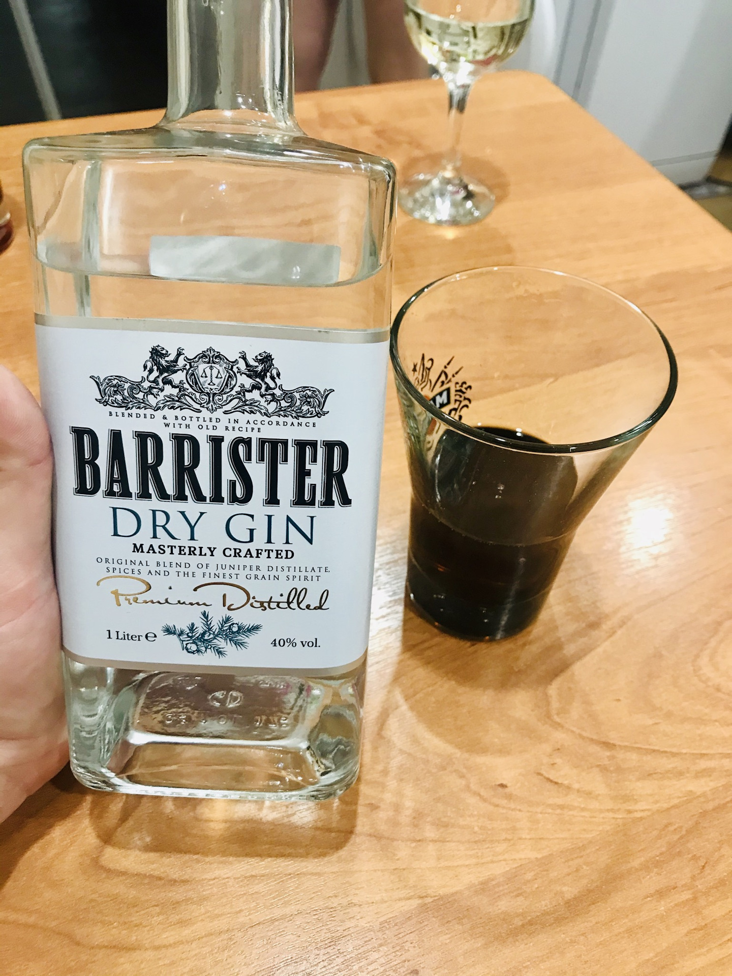 Джин барристер красный. Джин Barrister Dry 40 0.5л. Джин Barrister Dry Gin. Джин Барристер драй 0.5. Джин Ладога Barrister.