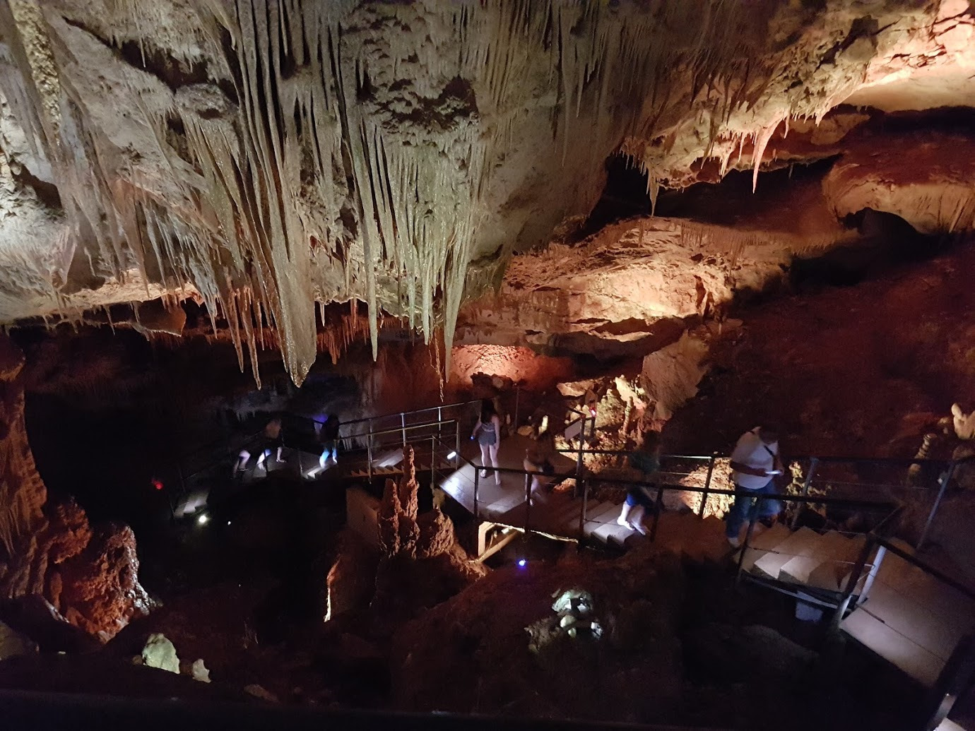 Пещера прометея грузия. Пещера Сатаплия. Пещера Сатаплиа в Грузии. Цхалтубо Грузия пещера Прометея.