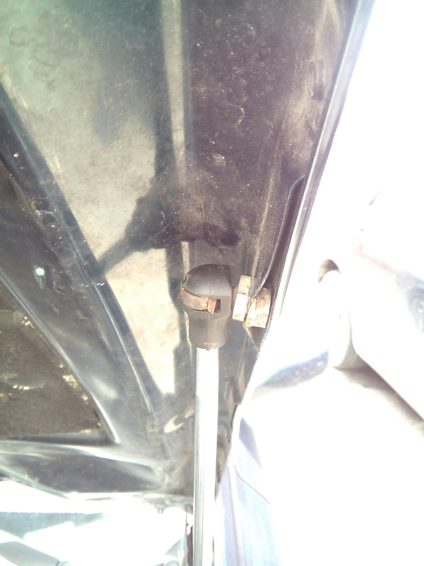 Как снять газовые упоры капота Газовый упор капота Лагуна 2 - Renault Laguna II, 1,8 л, 2002 года своими руками
