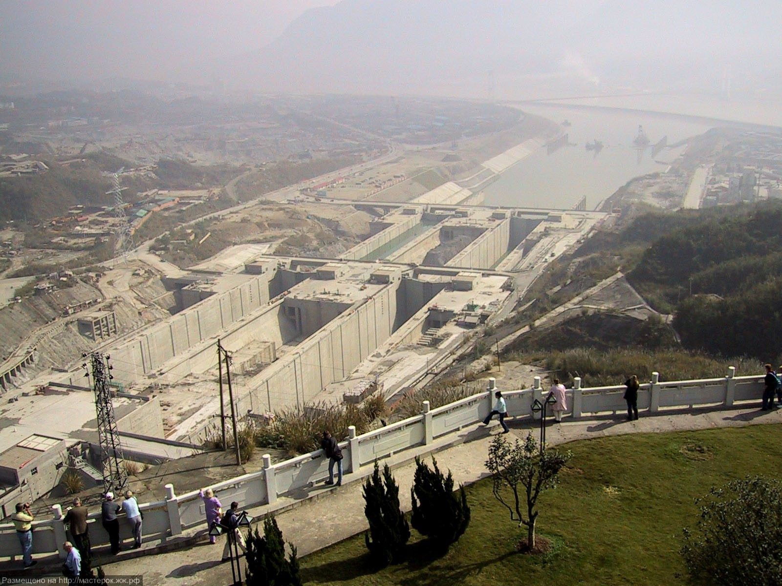 Three gorges dam. Три ущелья ГЭС. Санься ГЭС. Бетонная плотина три ущелья. Гидроэлектростанция три ущелья Китай.