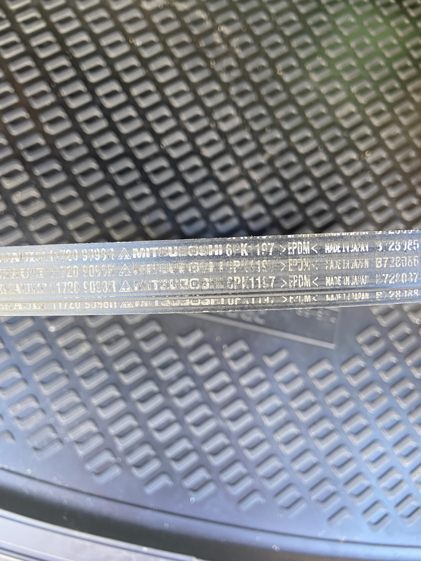 Замена вспомогательного ремня и ролика. — Renault Megane IV, 1,5 л ...