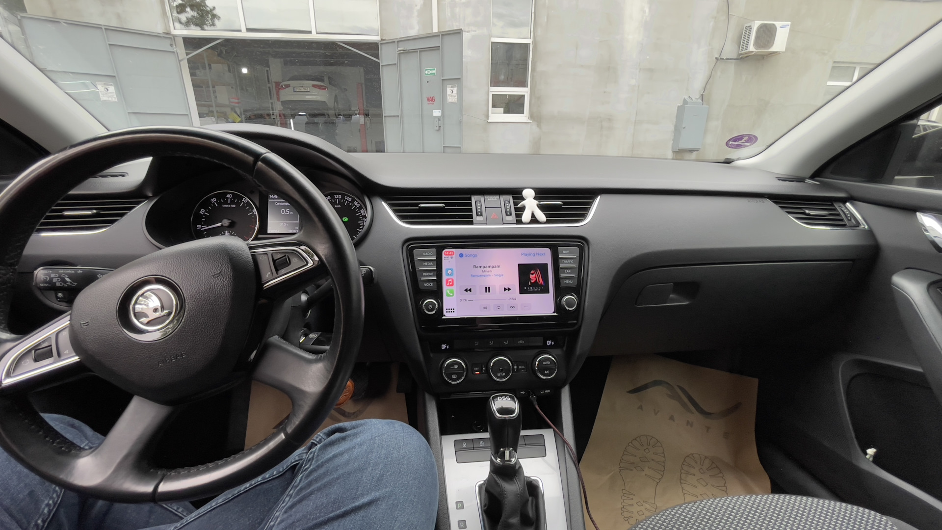 Самый большой экран — Skoda Octavia Combi A7 Mk3, 1,4 л, 2015 года ...