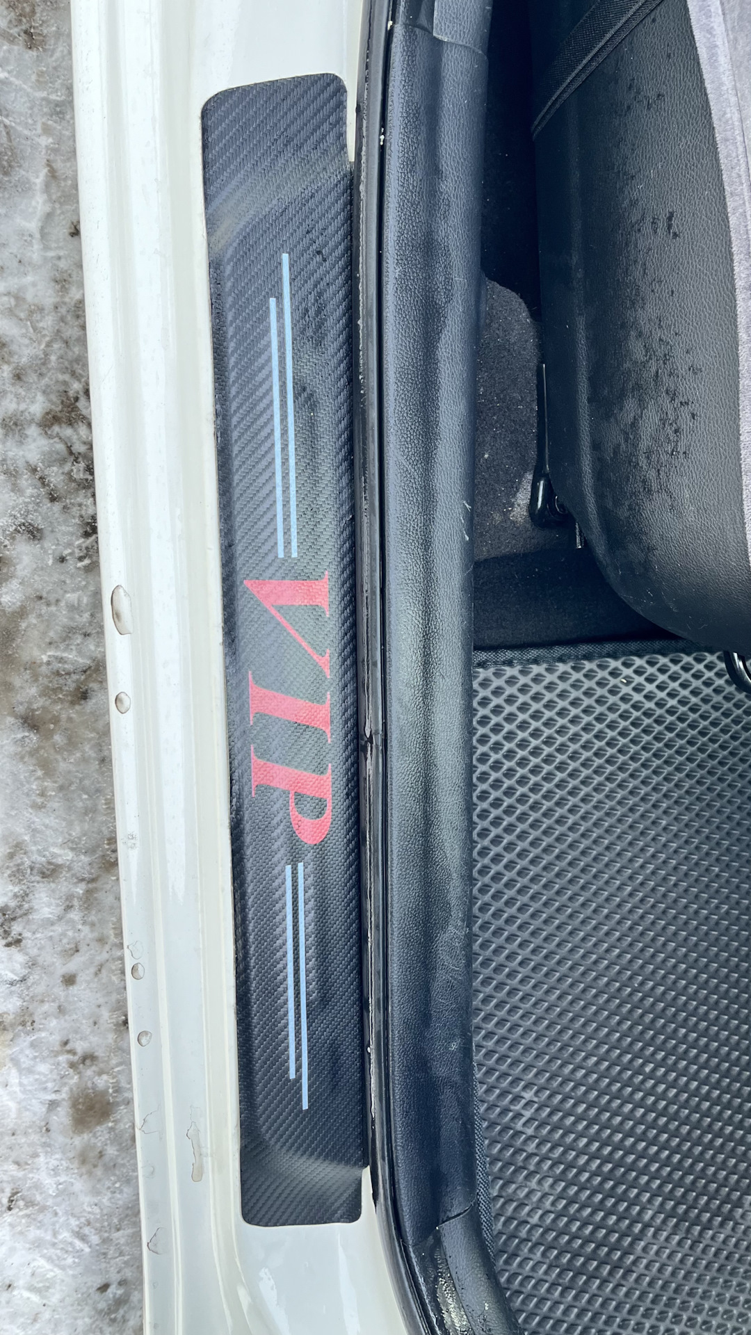 Приклеил защитную наклейку на порог — KIA Cerato (3G), 1,6 л, 2014 года ...