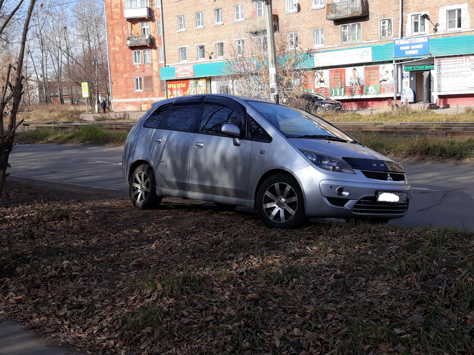 Mitsubishi colt plus. Митсубиси Кольт плюс фото. Митсубиси Кольт плюс 2009 фото. Colt Plus обои. Митсубиси Кольт плюс пол дно машины
