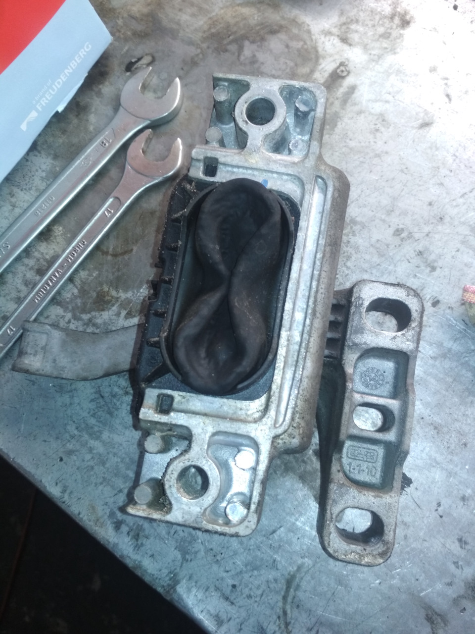 Замена правой подушки двигателя — Skoda Octavia A7 Mk3, 1,6 л, 2014 ...