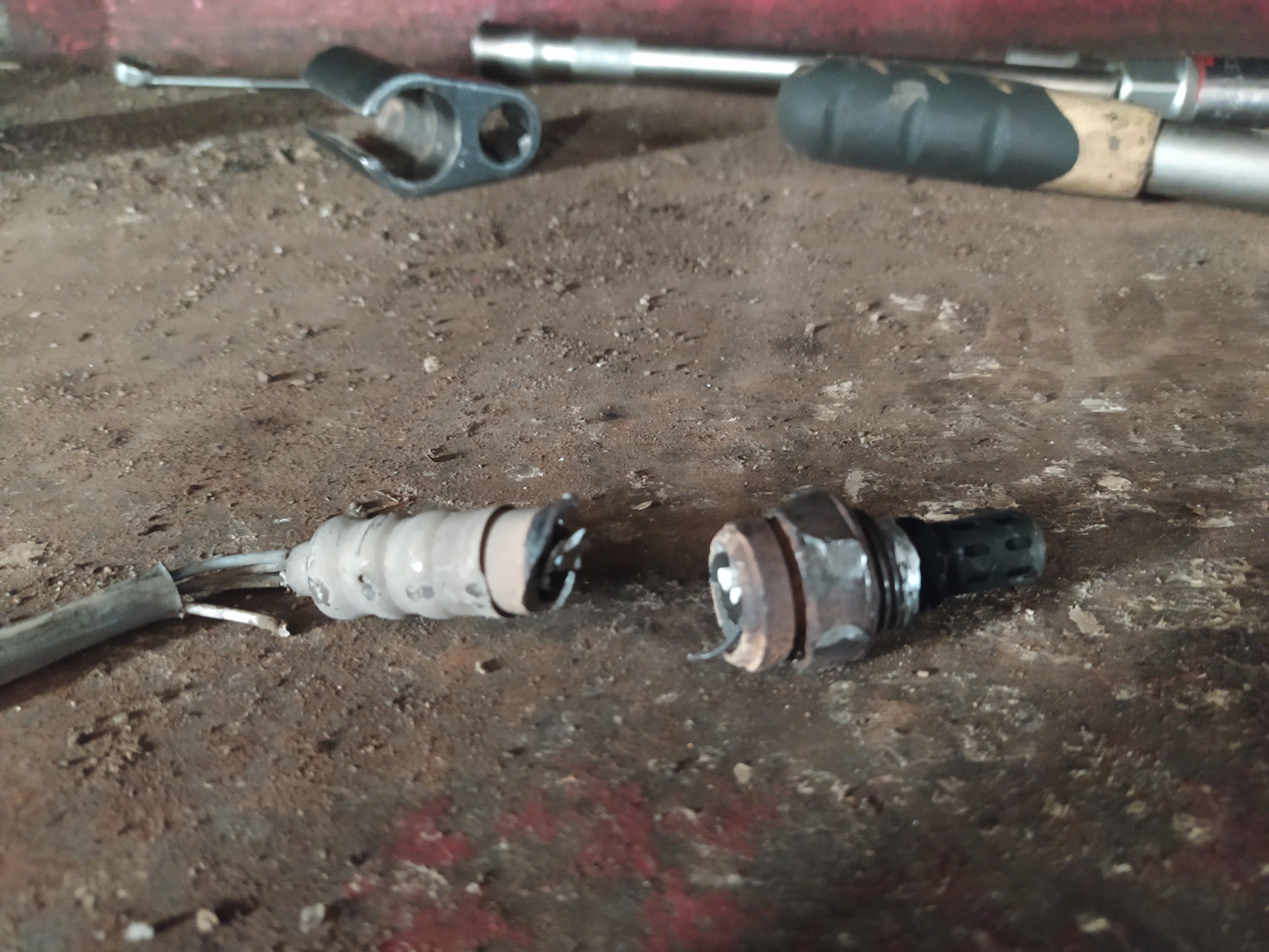 2й кислородный датчик byd f3. Лямбда зонд ваз 2110. Датчик кислорода лямбда зонд ваз 2110. Если ставить лямбду на 2 цилиндра. Может из за лямбды троить двигатель.